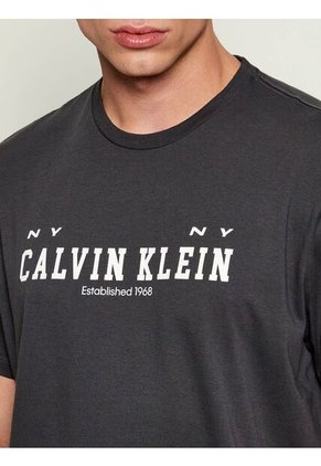 Camiseta Negra Con Estampado Gráfico De Logo Calvin Klein