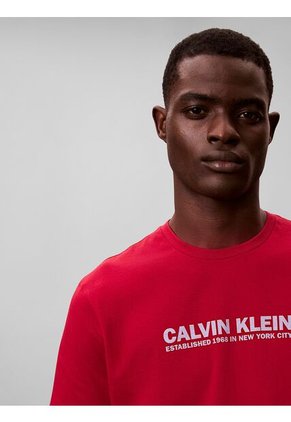 Camiseta Roja Con Estampado De Logo Calvin Klein