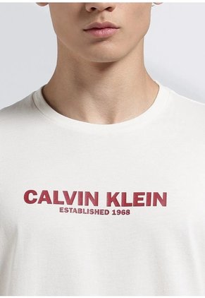 Camiseta Blanca Con Estampado De Logo Calvin Klein