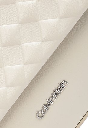 Bolso Manos Libres Calvin Klein Quilt Mini Marfil