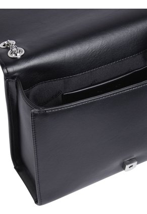 Bolso Negro Con Solapa Acolchado Calvin Klein