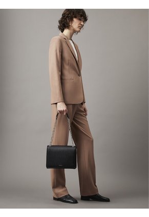 Bolso Negro Con Solapa Acolchado Calvin Klein