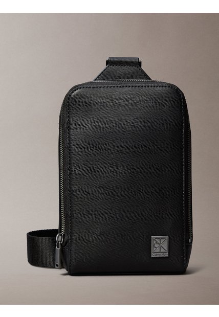 Bolso Negro Sling Con Emblema Calvin Klein
