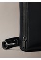 Bolso Negro Sling Con Emblema Calvin Klein de Calvin Klein