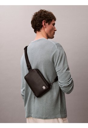 Bolso Negro Sling Con Emblema Calvin Klein