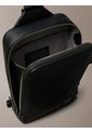 Bolso Negro Sling Con Emblema Calvin Klein de Calvin Klein