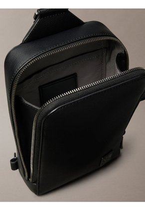 Bolso Negro Sling Con Emblema Calvin Klein