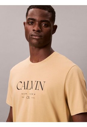 Camiseta Amarilla Con Gráfico De Logo Calvin Klein