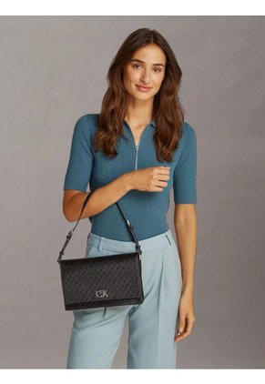 Bolso Negro De Hombro Elongated Con Monograma Calvin Klein