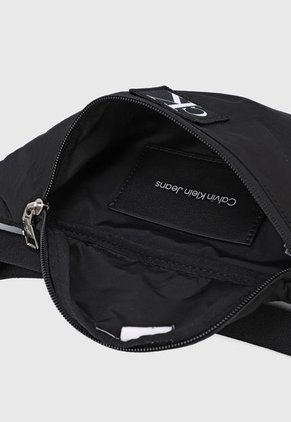 Canguro Negro-Blanco Calvin Klein