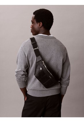 Canguro Negro Con Relieve Integral De Emblema Calvin Klein
