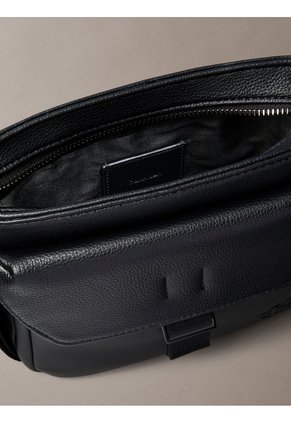 Bolso Negro De Vuelo Con Correa Webbing Calvin Klein
