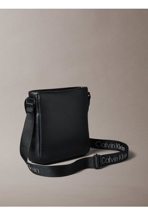 Bolso Negro De Vuelo Con Correa Webbing Calvin Klein