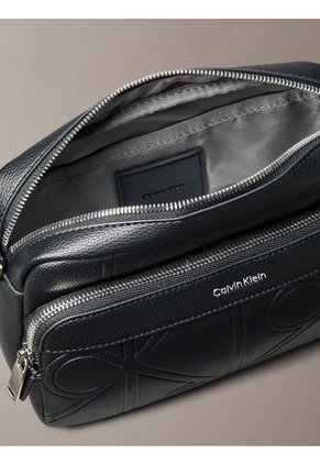 Bolso Negro Camera Con Textura De Emblema Calvin Klein