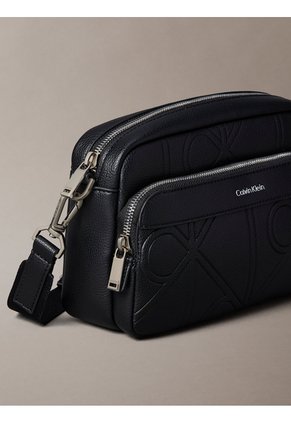 Bolso Negro Camera Con Textura De Emblema Calvin Klein