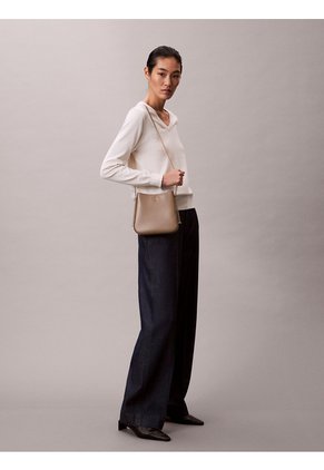 Bolso Beige Tipo Silla Con Cadena Calvin Klein