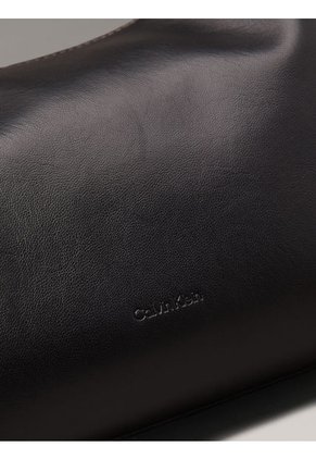 Bolso Negro Cruzado Con Mini Logo Grabado Calvin Klein