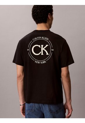 Camiseta Negra Con Estampado Gráfico Calvin Klein