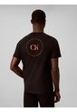 Camiseta Negra Con Gráfico De Logo Circular Calvin Klein de Calvin Klein
