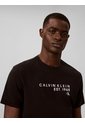Camiseta Negra Con Gráfico De Logo Calvin Klein de Calvin Klein