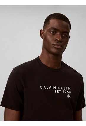 Camiseta Negra Con Gráfico De Logo Calvin Klein