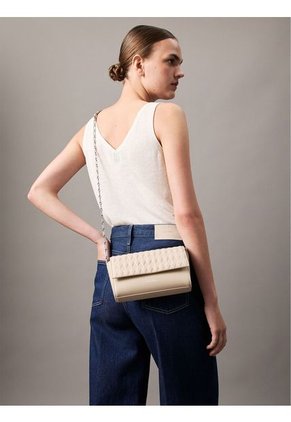 Bolso Beige Cruzado Acolchado Con Solapa Calvin Klein