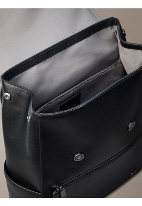 Morral Negro Con Solapa Y Emblema Metálico Calvin Klein