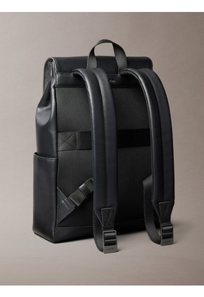 Morral Negro Con Solapa Y Emblema Metálico Calvin Klein