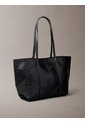 Bolso Negro De Mano Mediano Con Diseño Tejido Calvin Klein de Calvin Klein