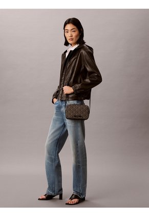 Bolso Beige Camera En Jacquard De Emblema Calvin Klein
