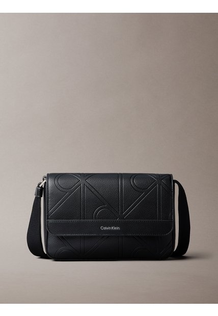 Bolso Negro Cruzado Pequeño Con Solapa Y Emblema En Relieve Calvin Klein