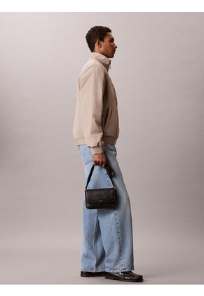 Bolso Negro Cruzado Pequeño Con Solapa Y Emblema En Relieve Calvin Klein