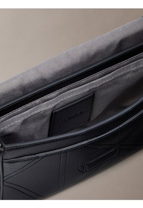 Bolso Negro Cruzado Pequeño Con Solapa Y Emblema En Relieve Calvin Klein