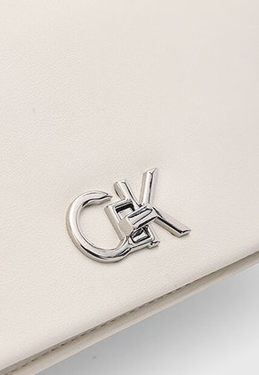 Bolso Manos Libres Calvin Klein Marfil