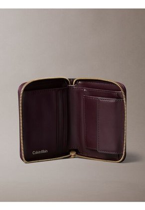 Billetera Café Cuadrada Con Cremallera Y Monograma Calvin Klein