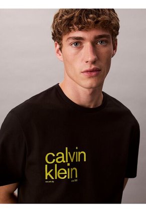 Camiseta Negra Con Logo Estampado En Alineado Derecho Calvin Klein