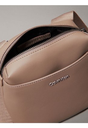 Bolso Gris Reporter Cuadrado Calvin Klein