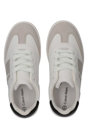 Tenis Gris Bajos De Cordones Calvin Klein