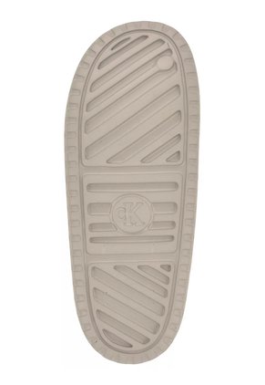 Sandalias Beige Con Monograma En Relieve Calvin Klein
