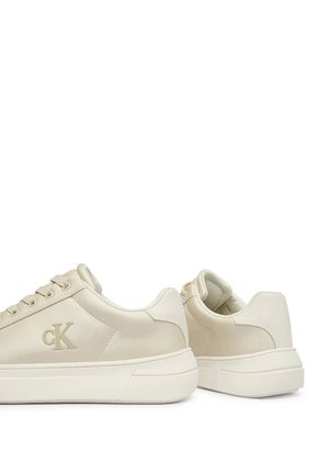 Tenis Beige Bajos Con Cordones Calvin Klein