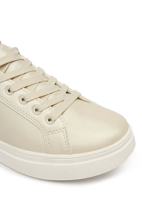 Tenis Beige Bajos Con Cordones Calvin Klein