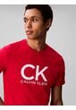 Camiseta Roja Con Estampado Gráfico De Monograma Calvin Klein de Calvin Klein