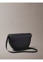 Bolso Negro Saddle Con Monograma Grabado Calvin Klein de Calvin Klein