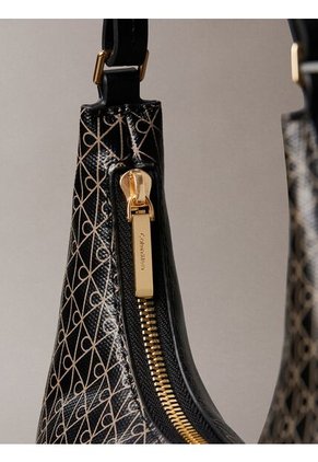 Bolso Negro De Hombro Con Logo Monograma En Todo El Artículo Calvin Klein