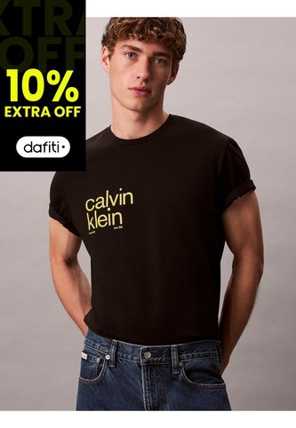 Camiseta Negra Con Logo Estampado En Alineado Derecho Calvin Klein Calvin Klein