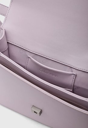 Bolso Manos Libres Calvin Klein Bar Hardware Lila
