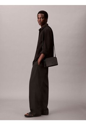 Bolso Negro Cruzado Con Monograma En Relieve Calvin Klein