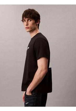 Camiseta Negra Con Logo Gráfico Apilado Calvin Klein