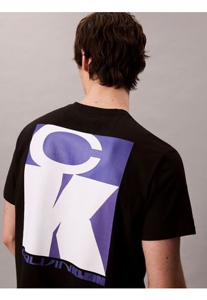 Camiseta Negra Con Logo Gráfico Apilado Calvin Klein