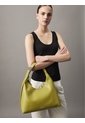 Bolso Verde Hobo Con Mini Logo Grabado Calvin Klein de Calvin Klein